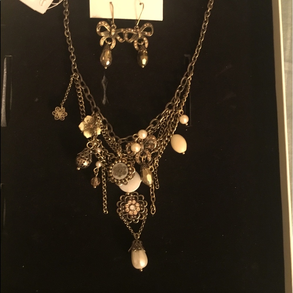 BOHM SET OF EARRINGS &  NECLAS